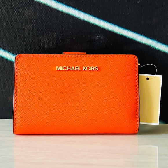 Michael Kors compact wallet - Picture 1 of 9